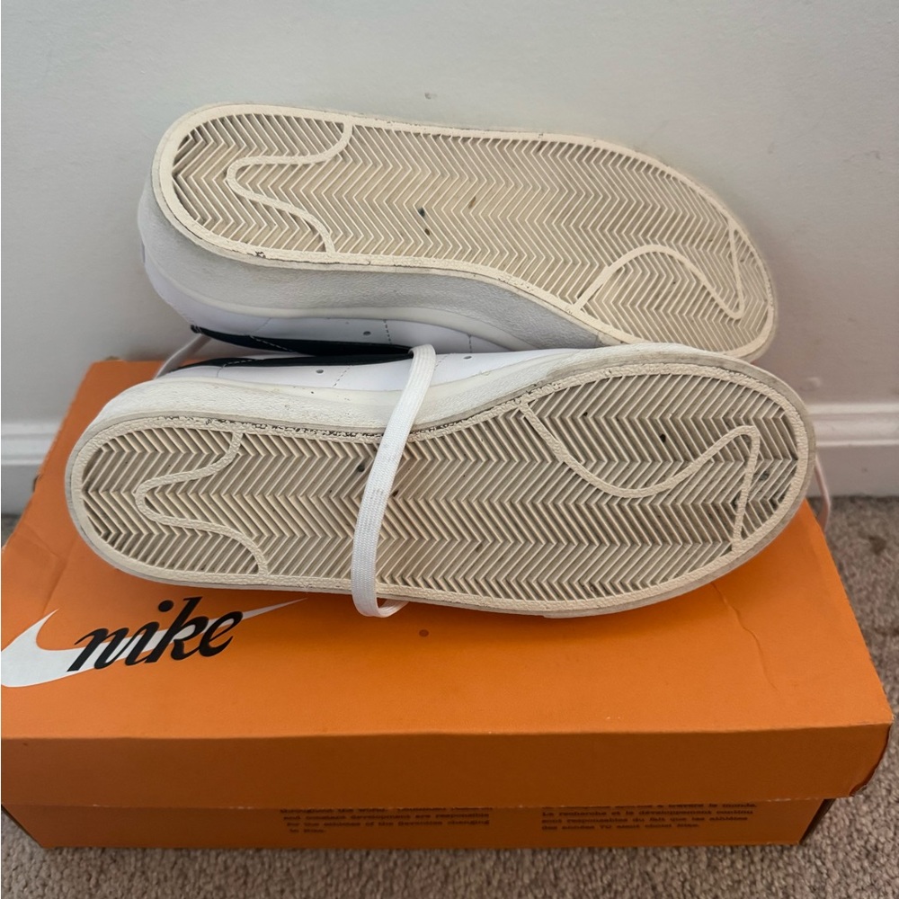 Nike White and Black Women's Sneakers - Picture 3 of 3